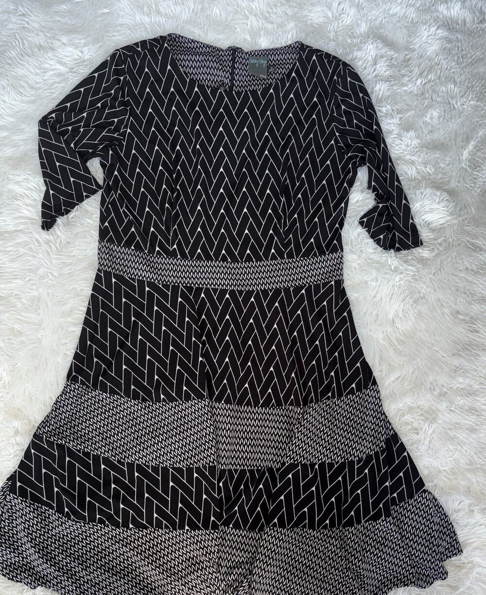 Gabby Skye 12 Black & White Design Dress. Pretty, Grt. Shape